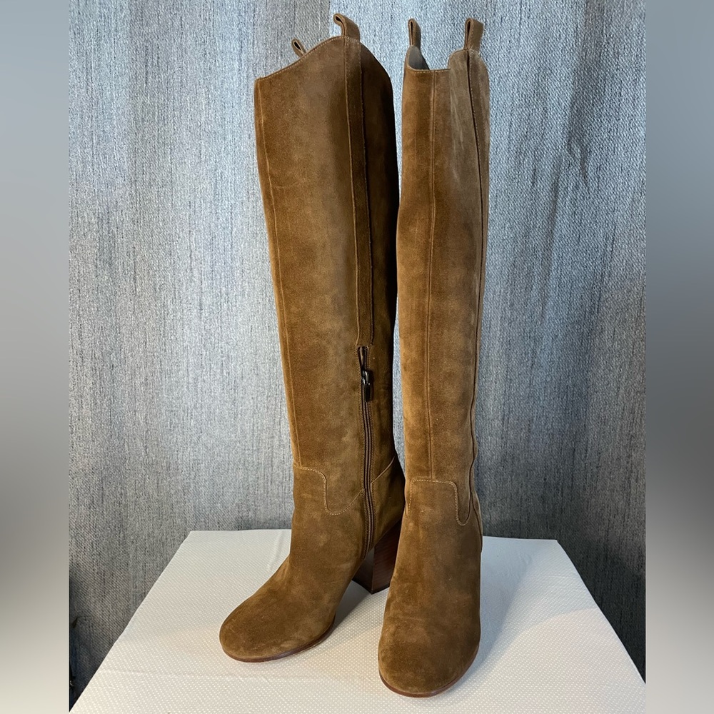 VIA SPIGA Knee high Suede boots w/ stacked heel size 7 1/2 very gently worn
